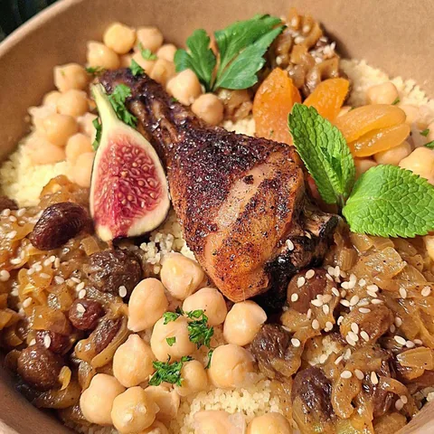 Bol de couscous au poulet rôti, pois chiches, abricots et menthe