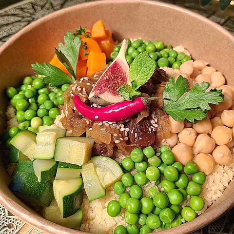 Bol de couscous végétarien aux petits pois, courgettes et pois chiches